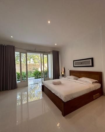 Отель Turtle House Lombok Kuta  Экстерьер фото