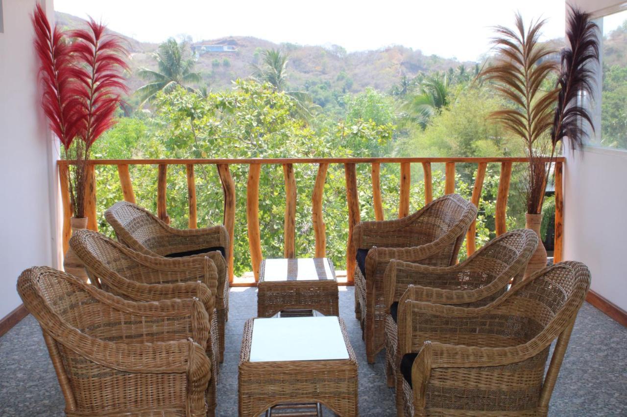 Отель Turtle House Lombok Kuta  Экстерьер фото